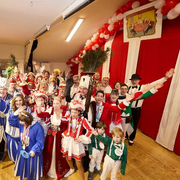 Zahlreiche Karnevalisten der Vereine der Gemeinde Nettersheim stehen im Dorfsaal in Zingsheim auf der Bühne.