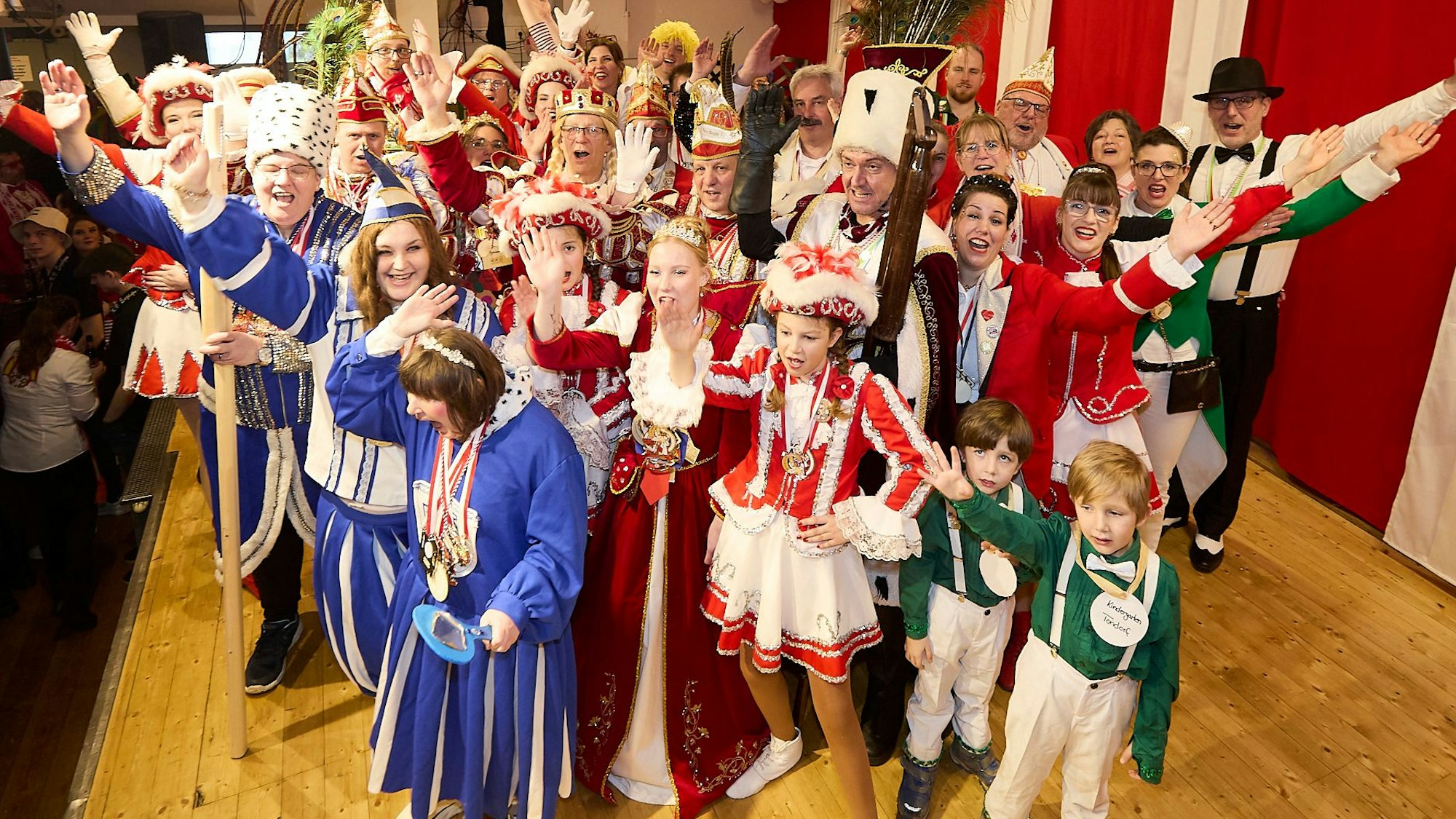 Zahlreiche Karnevalisten der Vereine der Gemeinde Nettersheim stehen im Dorfsaal in Zingsheim auf der Bühne.