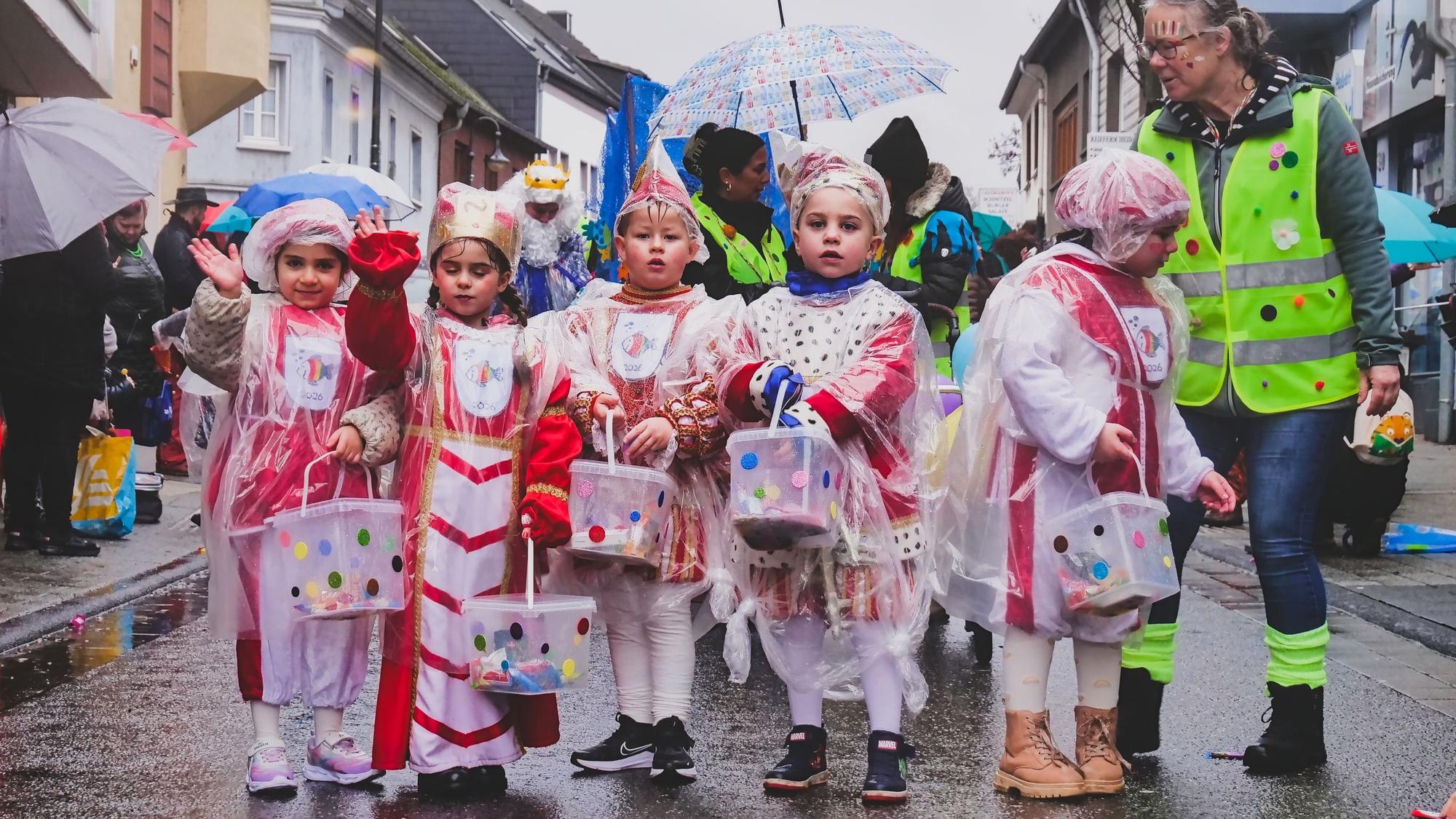Das Bild zeigt die Kinder-Tollitäten in ihren Kostümen.