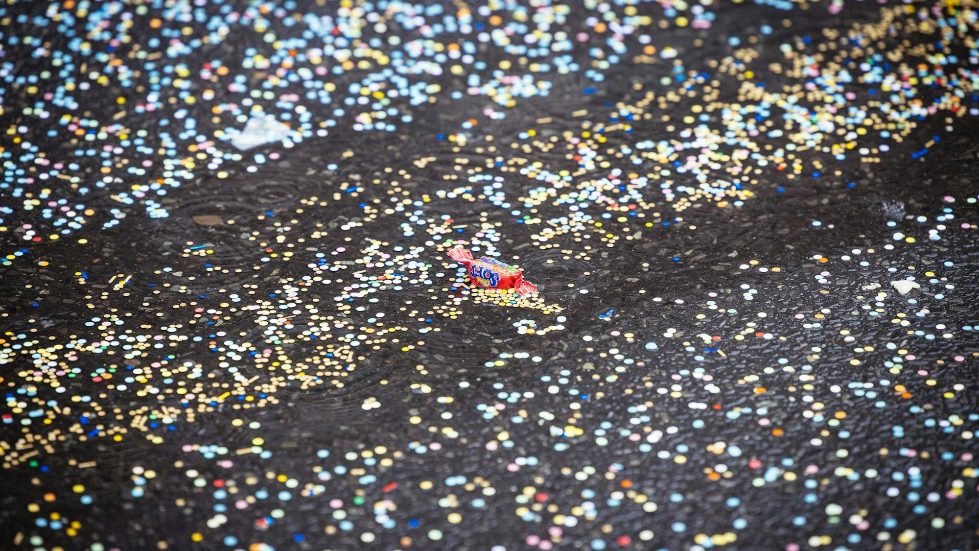 Bunt war’s – jetzt wird aufgeräumt: Konfetti gehört nach Karneval in den Restmüll. Recyceln lässt sich der Schnipsel-Mix nicht.