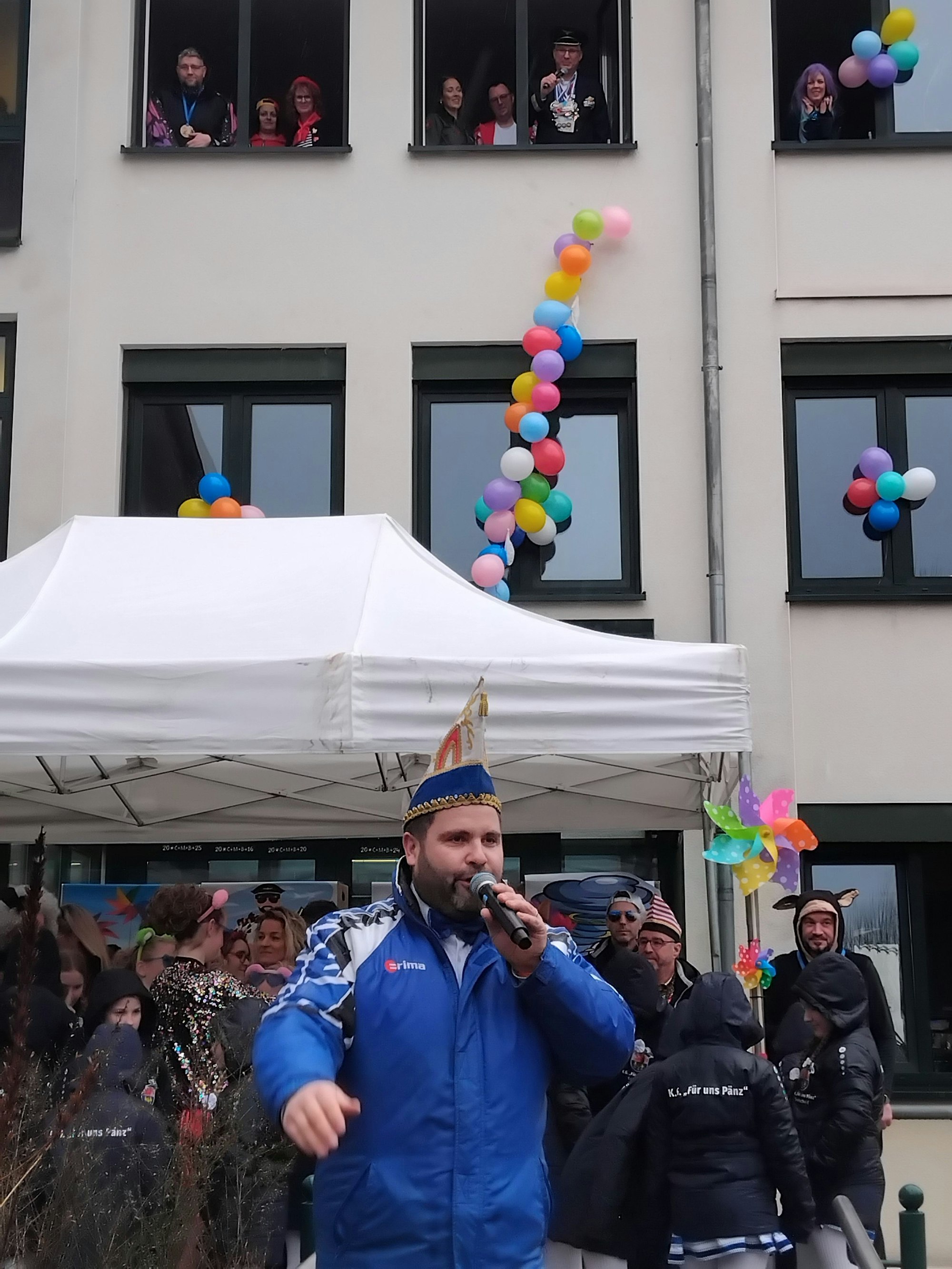 Unten Hans-Hermann Klein von der KG Für uns Pänz vor dem Bollwerk, oben der neue Rathauschef Guido Vierkötter, letztlich chancenlos.