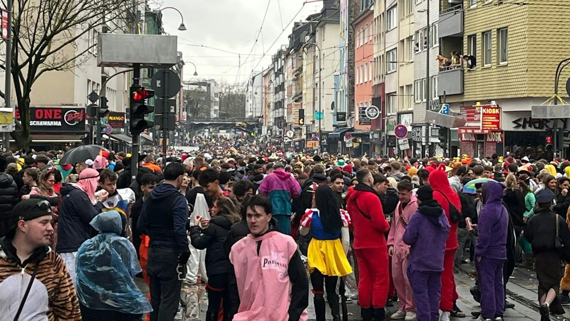 Der Andrang im Kwartier Latäng wird größer. Die Uniwiese ist aber weiterhin leer.