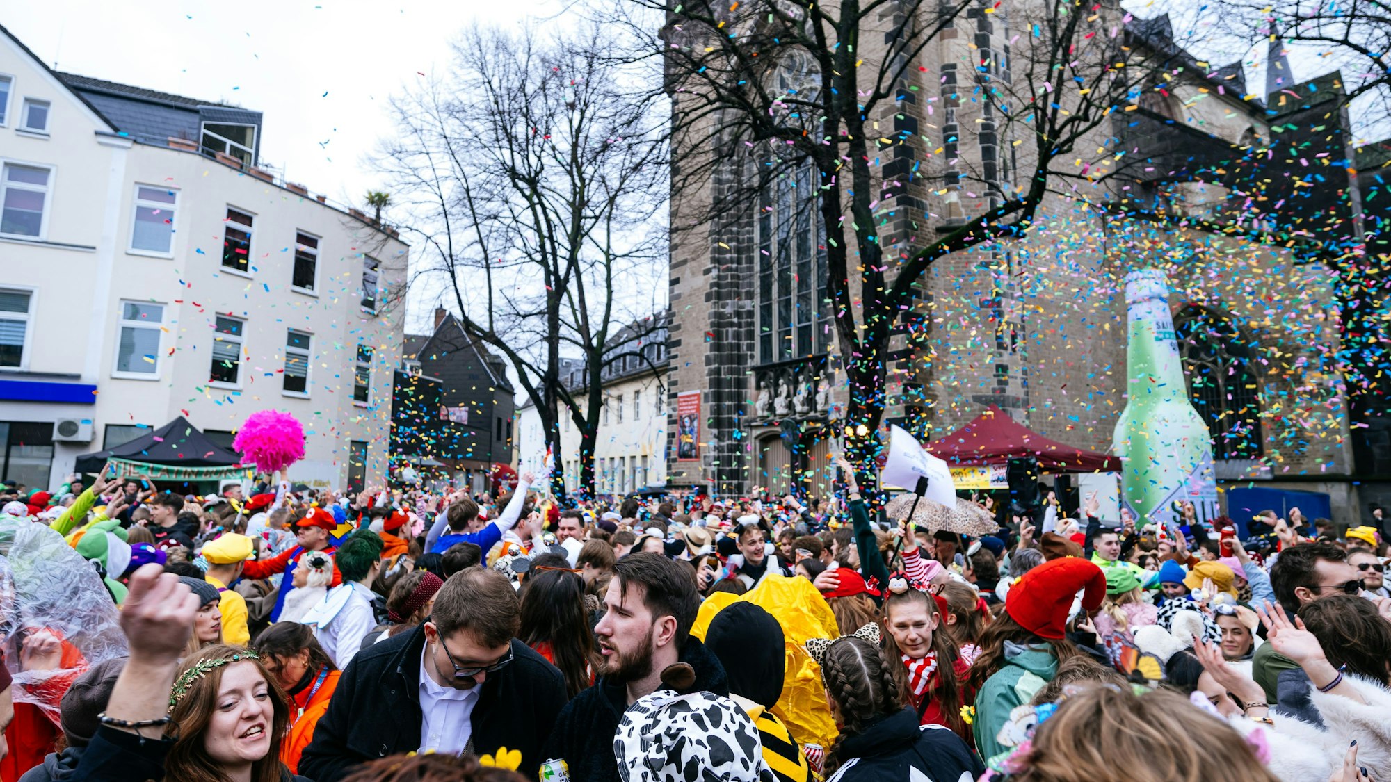 Konfettiregen auf dem Severinskirchplatz