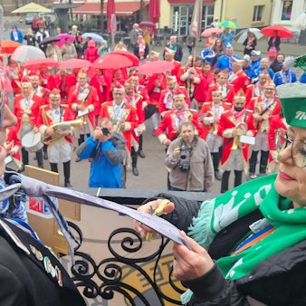 Barbara Sieger von der Katholischen Frauengemeinschaft schneidet Bedburgs Bürgermeister Sascha Solbach den Schlips ab.