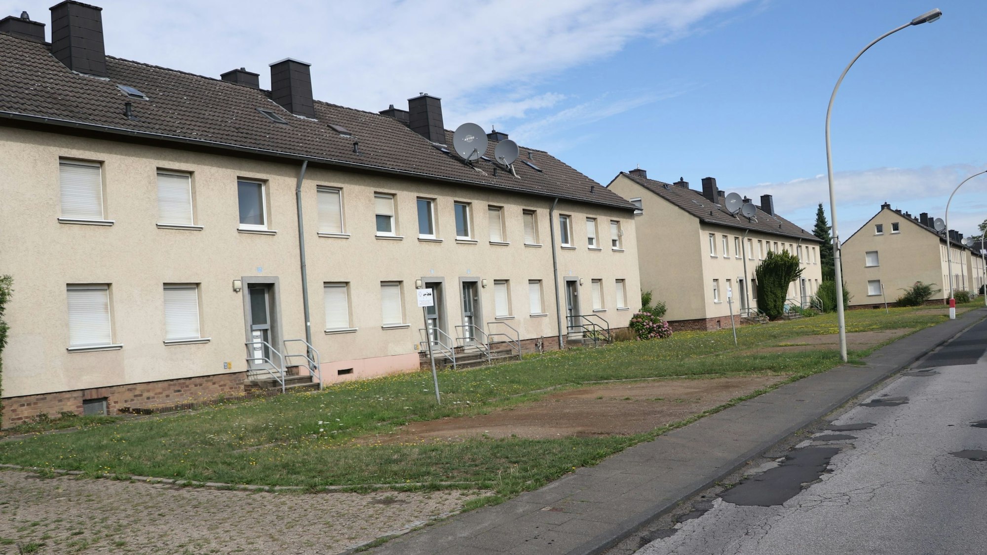 Auf dem Bild sind alte Wohnblöcke zu sehen.