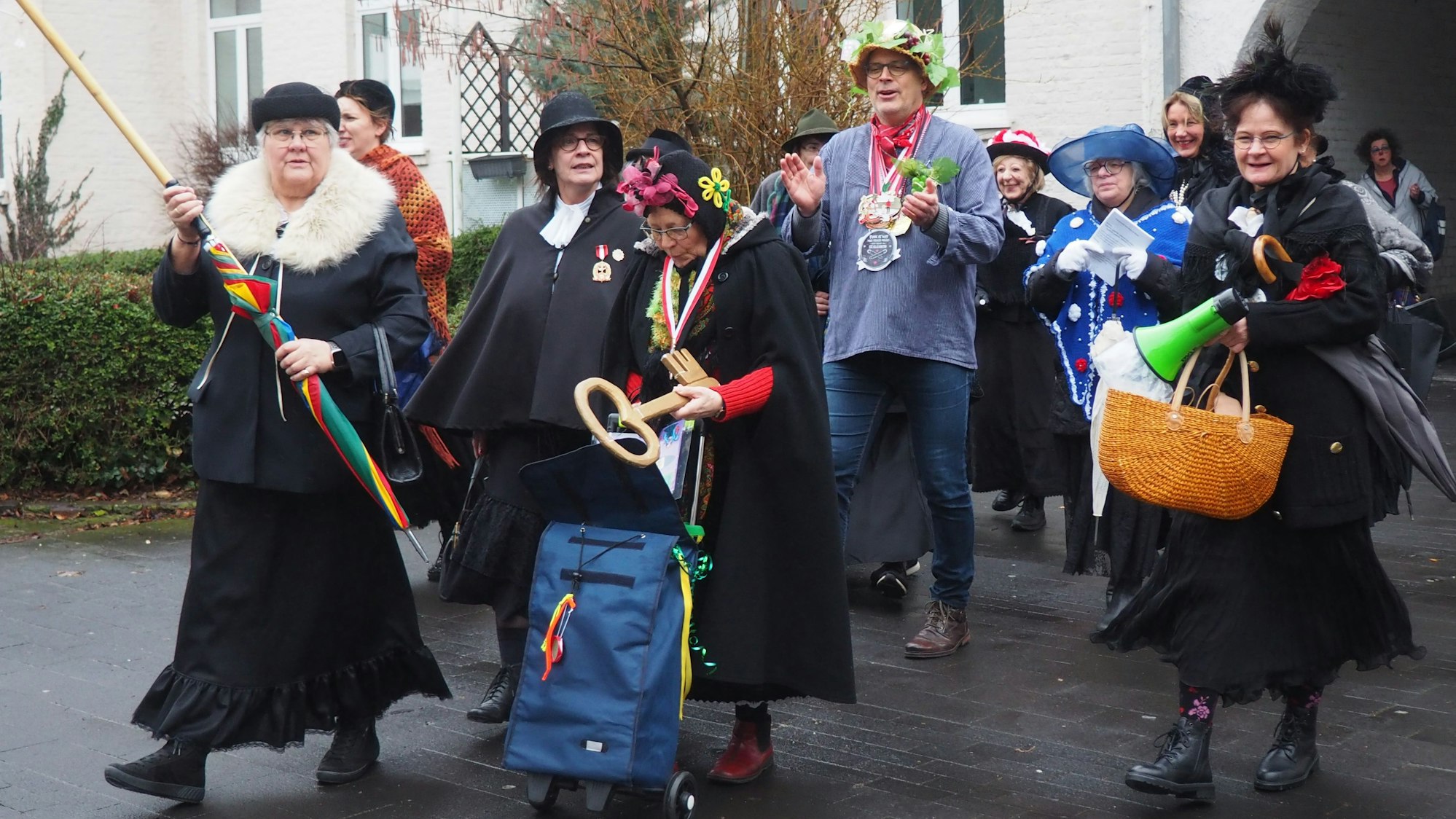 Die Möhnen haben Bürgermeister Hürtgen in ihre Mitte genommen auf dem Weg zum Feiern.