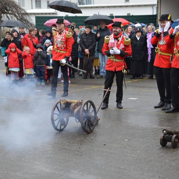 Die Kanone der Prinzengarde qualmt. Zuschauer und Prinzengardisten halten sich die Ohren zu.