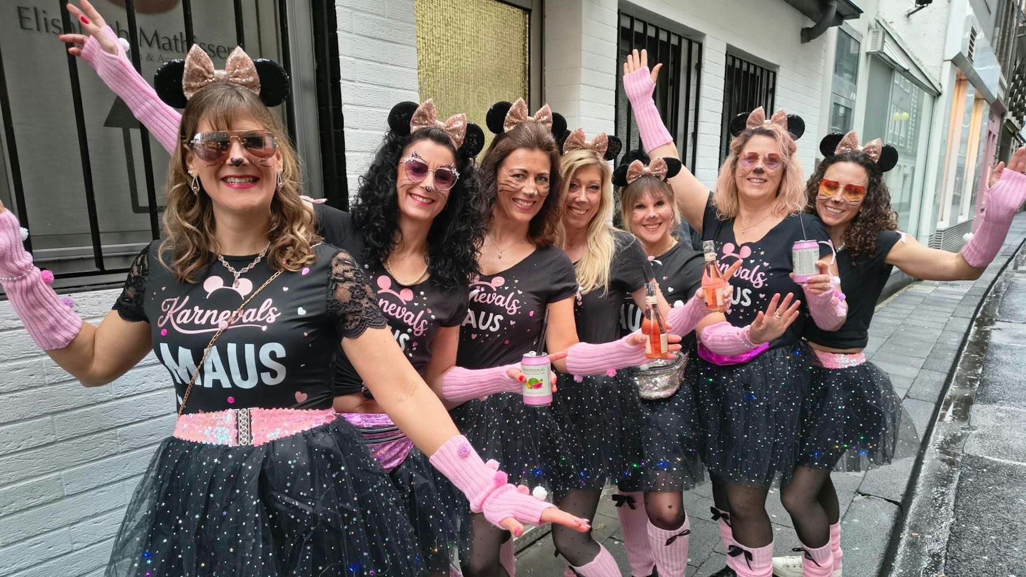 Diese Gruppe hatte sich an Weiberfastnacht als „Karnevalsmaus“ verkleidet.