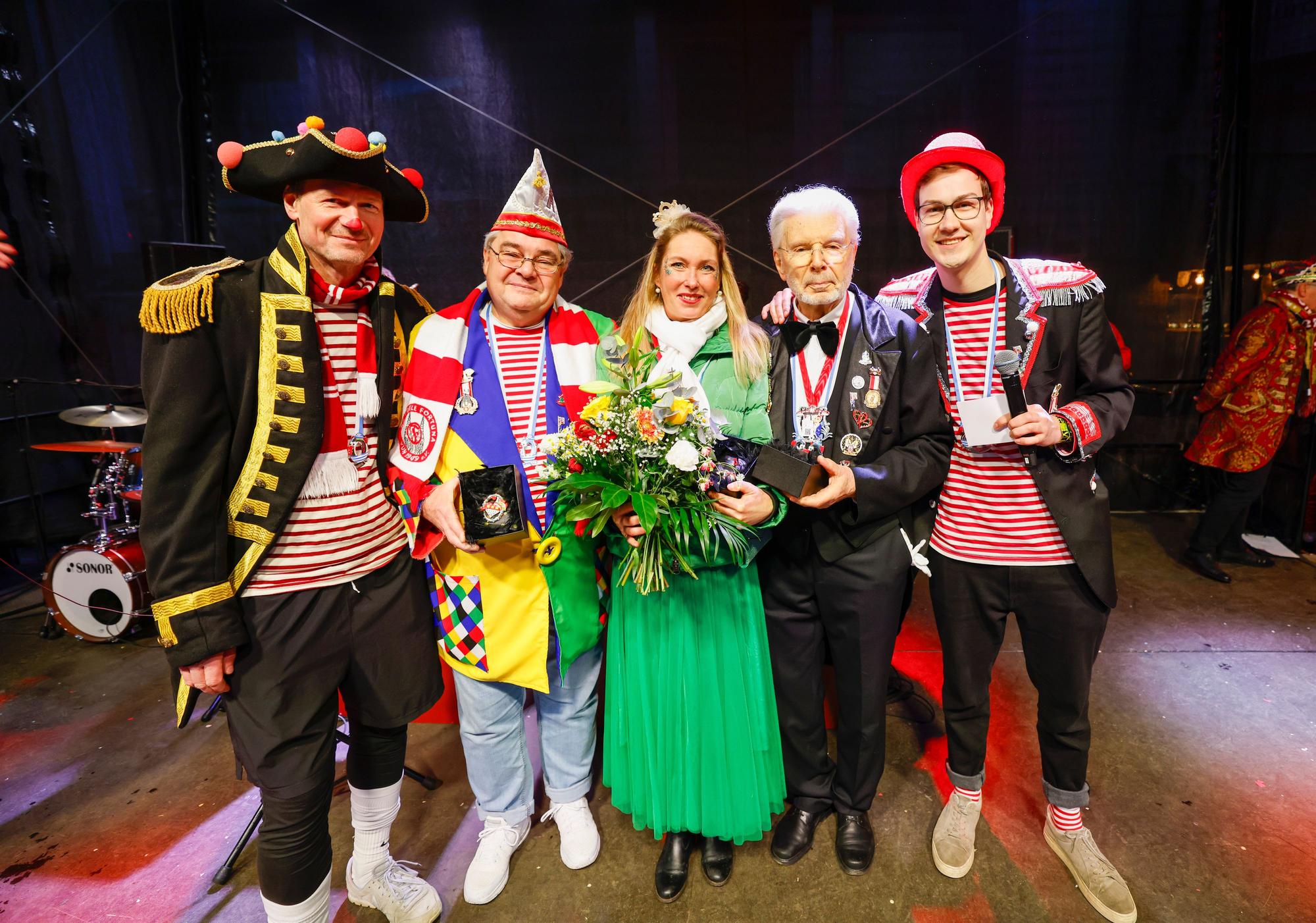 Chef der Lokalredaktion Jens Meifert (l.) und Redakteur Simon Westphal (r.) ehrten Herbert Radke (2.v.l.), Katja Funken und Friedrich Schlichting (2.v.r.).