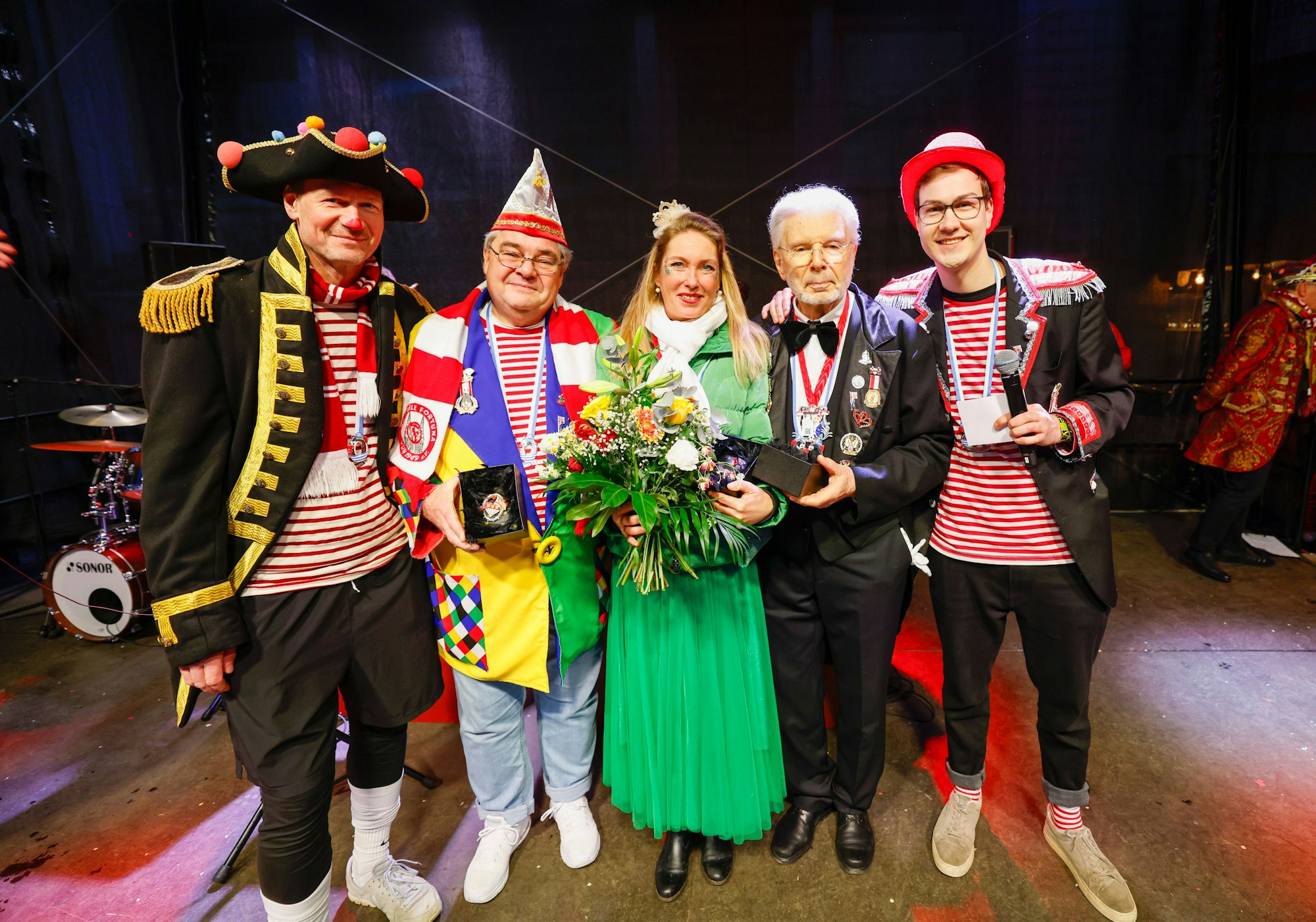 Chef der Lokalredaktion Jens Meifert (l.) und Redakteur Simon Westphal (r.) ehrten Herbert Radke (2.v.l.), Katja Funken und Friedrich Schlichting (2.v.r.).