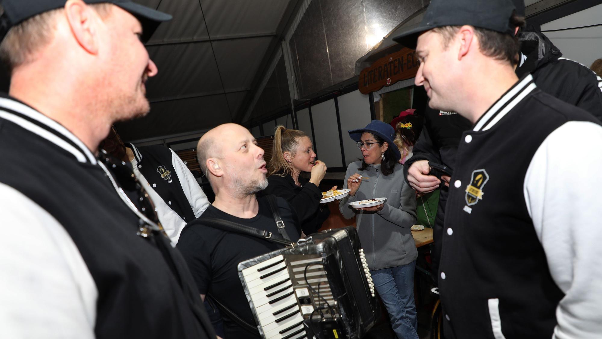 Das Foto zeigt eine Chorbesprechung vor dem Auftritt