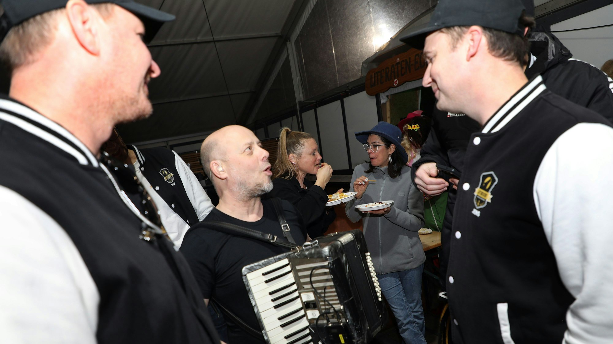 Das Foto zeigt eine Chorbesprechung vor dem Auftritt