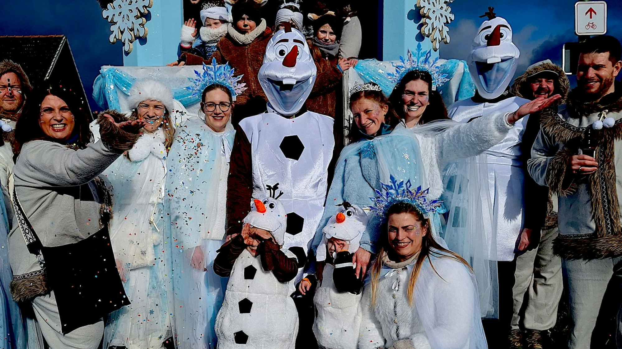 Eine Gruppe Jecken ist als Olaf, Eiskönigin und sonstige Wintergestalten verkleidet.
