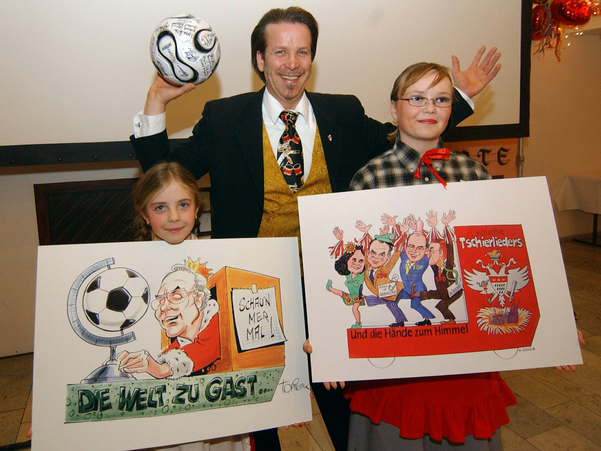 Debüt als Zugleiter: Christoph Kuckelkorn präsentiert 2006 zum ersten Mal die Entwürfe für die Persiflagewagen im Rosenmontagszug.