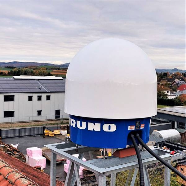 Zu sehen ist ein X-Band-Niederschlagsradar der Mittelhessischen Wasserbetriebe, das auf einem Dach montiert ist.