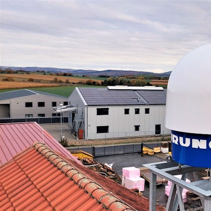 Zu sehen ist ein X-Band-Niederschlagsradar der Mittelhessischen Wasserbetriebe, das auf einem Dach montiert ist.