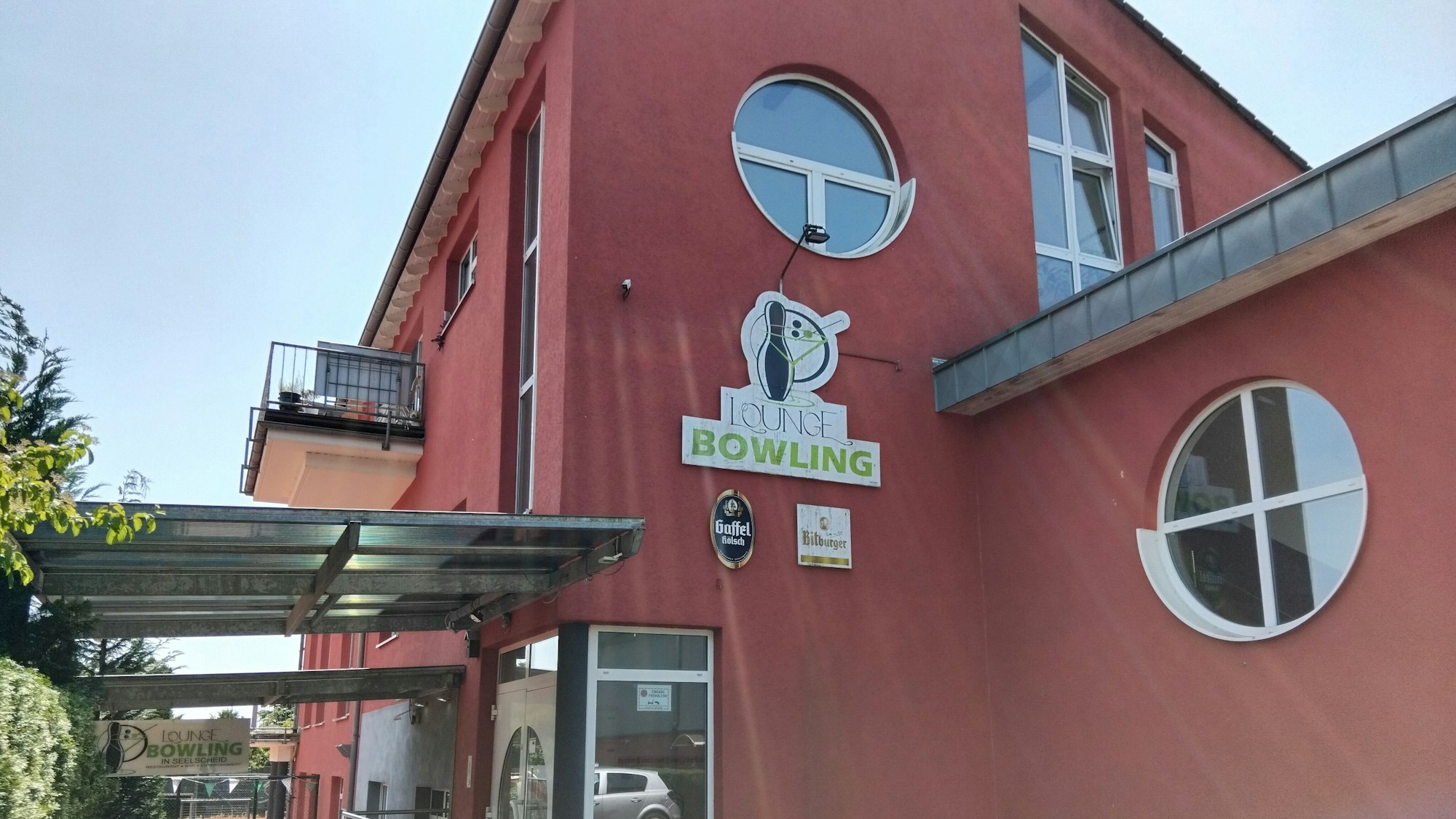 Blick auf das Gebäude von Bowling Lounge.