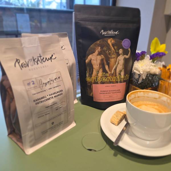In der Rösterei/Café Provokateure dreht sich alles um die gerösteten Bohnen, auch die Speisen sind so ausgesucht, dass sie immer zum Kaffee passen und dessen Geschmack ergänzen.