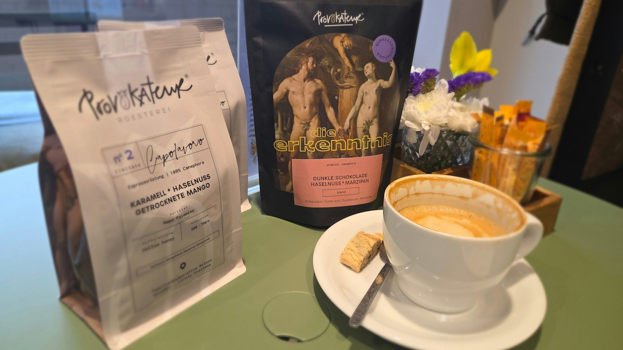 In der Rösterei/Café Provokateure dreht sich alles um die gerösteten Bohnen, auch die Speisen sind so ausgesucht, dass sie immer zum Kaffee passen und dessen Geschmack ergänzen.