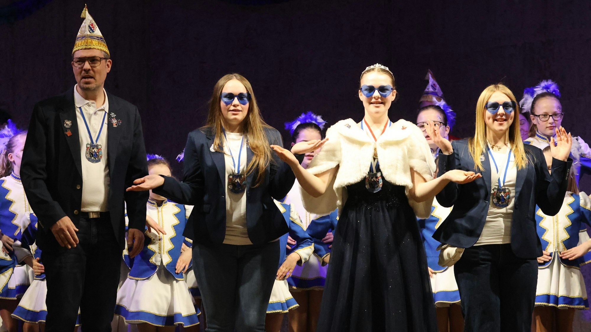 Morsbachs Karnevalsprinzessin Liya I. aus dem Hause Bukowski mit ihrem Vater Jörg auf der Bühne.