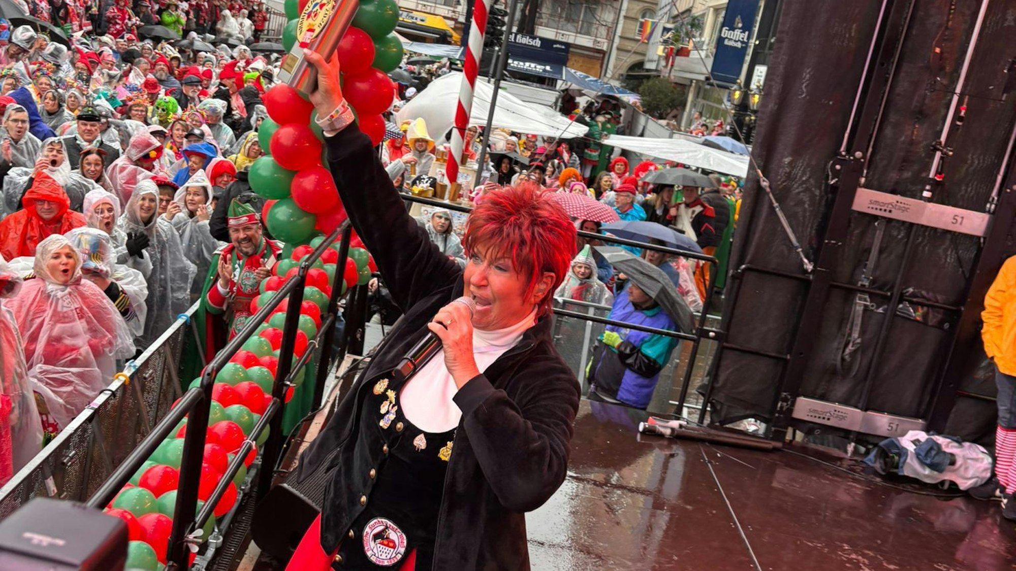 Kurz vor dem Sturz erhielt Marita Köllner auf der Bühne den „närrischen Oscar“.