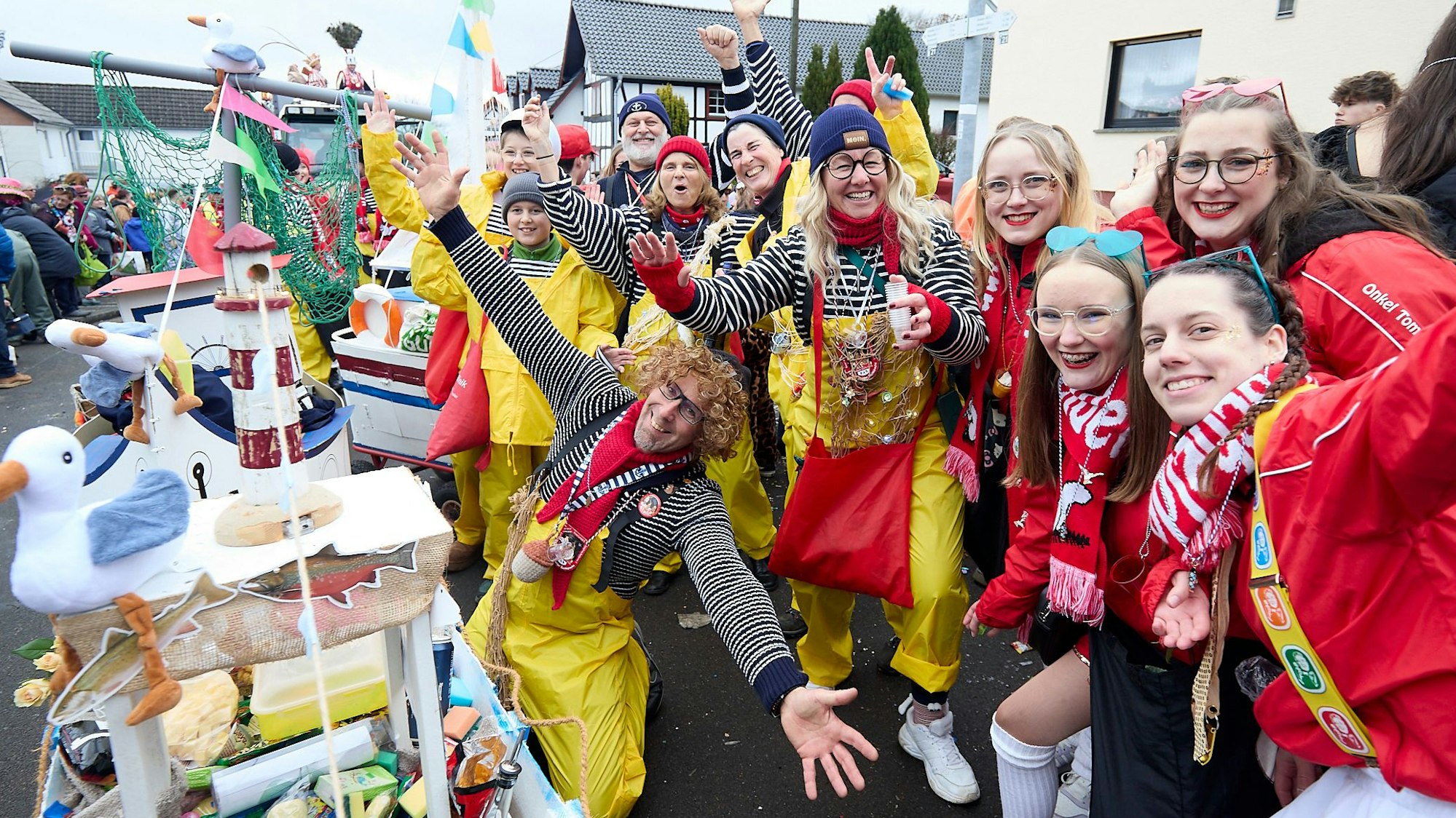 Als Fischer hatte sich eine Fußgruppe verkleidet, die einen Wagen mit einem Leuchtturm darauf durch den Ort zog.