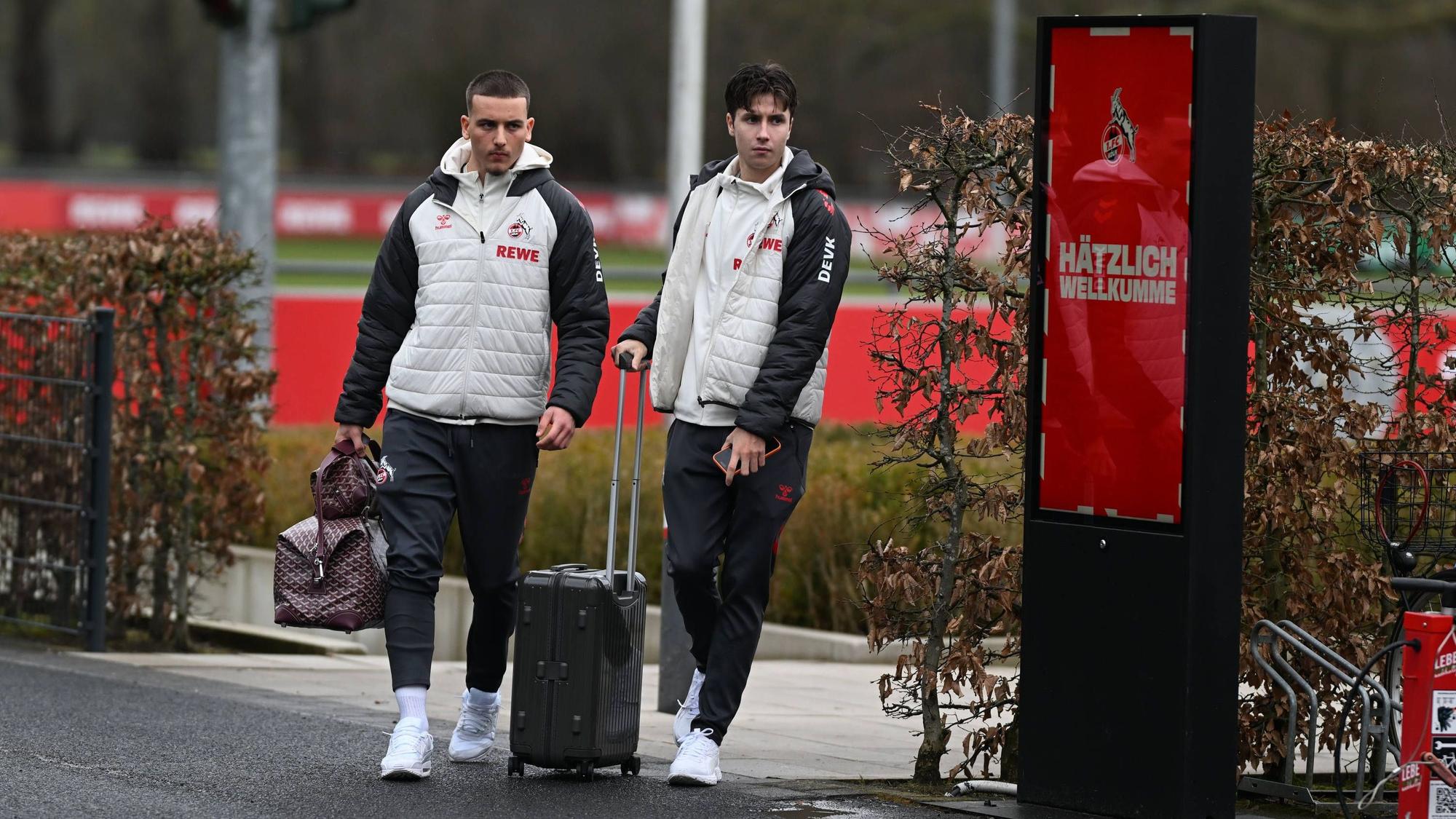 Abreise vor dem Spiel beim VFB Stuttgart: Said El Mala und Denis Huseinbasic (r.).