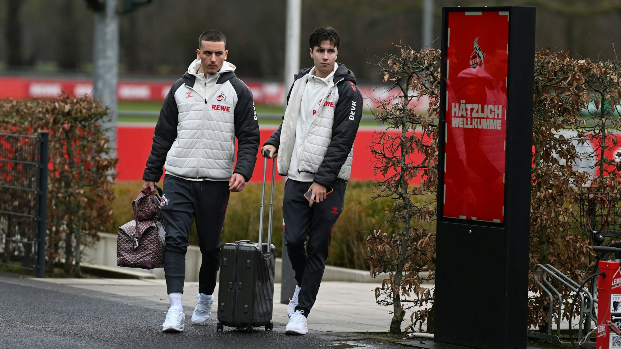 Abreise vor dem Spiel beim VFB Stuttgart: Said El Mala und Denis Huseinbasic (r.).