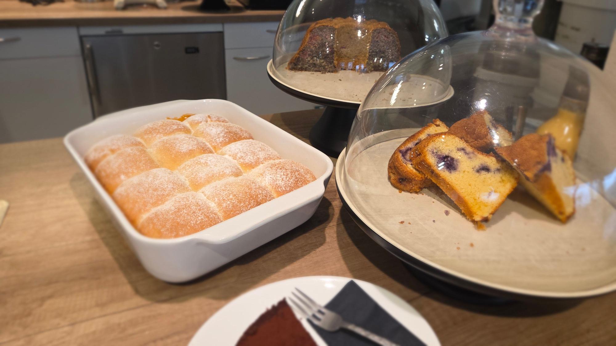 Passend zum Kaffee gibt es immer eine wechselnde Auswahl an selbstgemachten Mehlspeisen wie Schokoladenkuchen, Guglhupf und sogenannte Buchteln, eine Spezialität aus Salzburg, der Heimat von Martina Brandau.