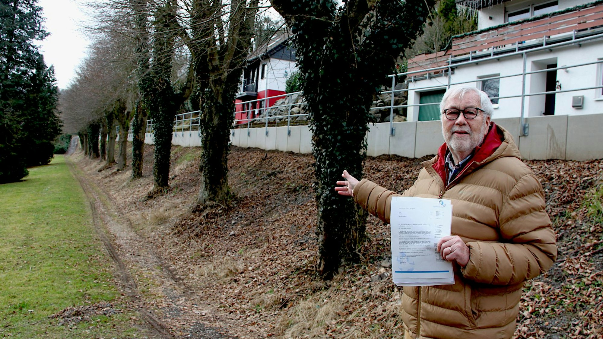 Rolf Klein zeigt auf die Baumreihe, die zu diesem Zeitpunkt noch vollständig war.