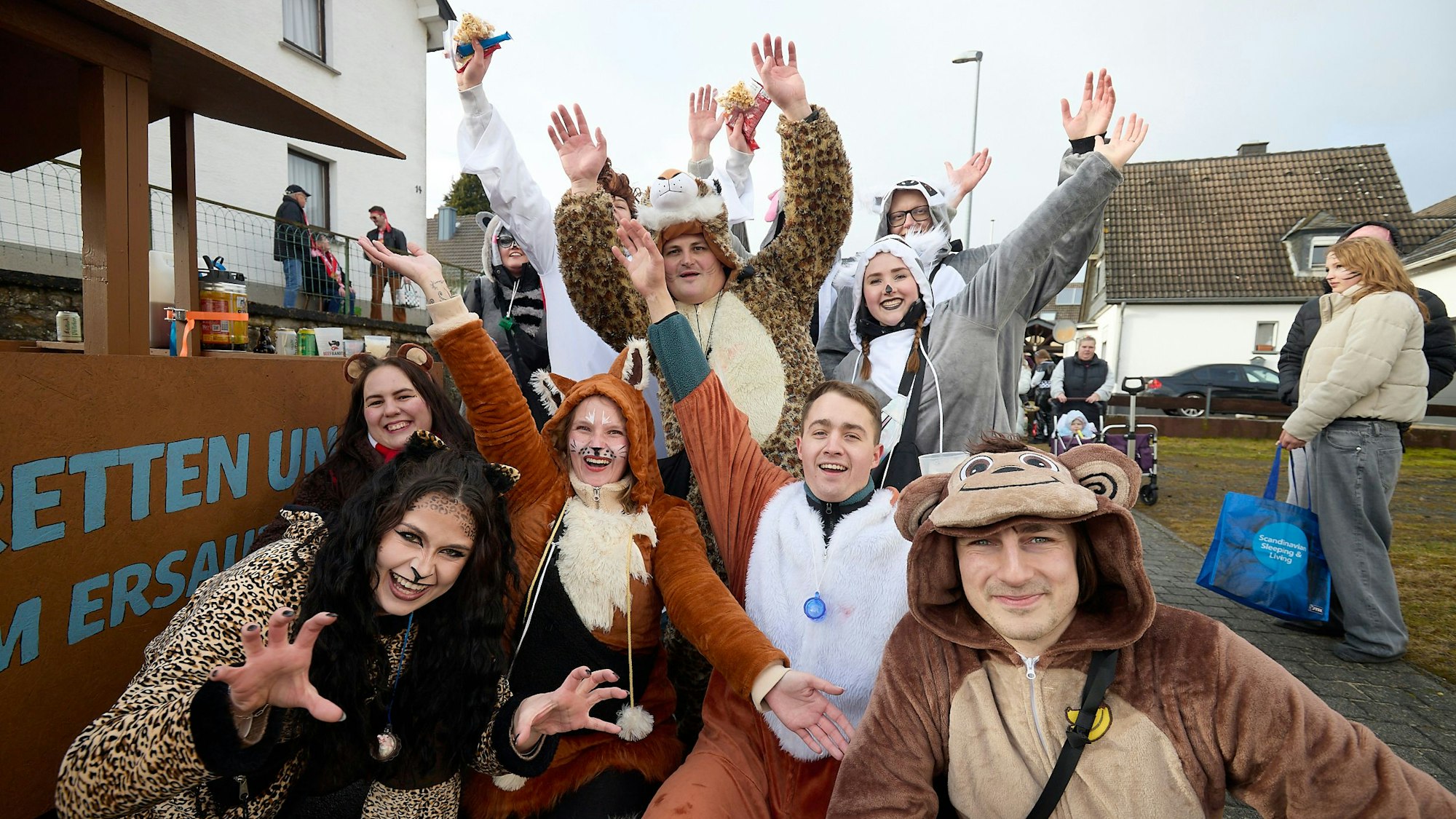 Die Mitglieder des Jugendclubs stecken in Tierkostümen und jubeln.
