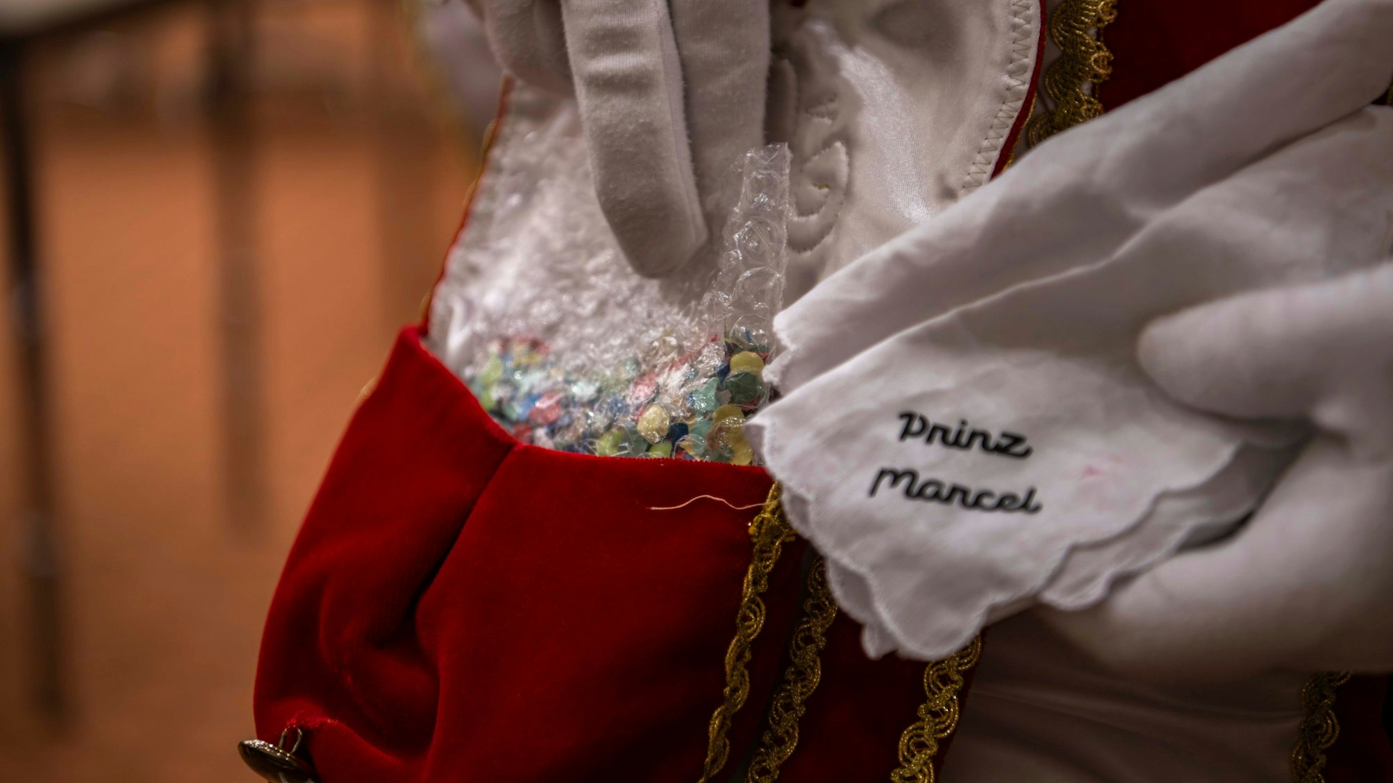 Das Bild zeigt ein kleines Tütchen mit Konfetti und ein Stofftaschentuch.