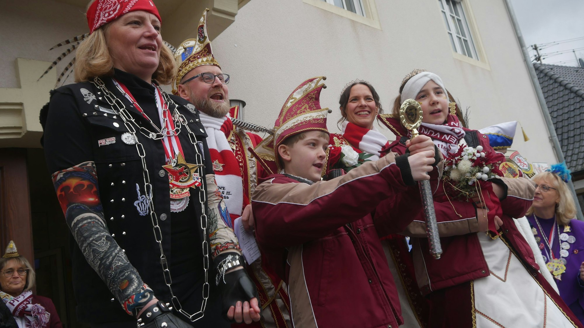 Die großen und kleinen Tollitäten hatten Windecks Bürgermeisterin Alexandra Gauß Ketten angelegt.Rathaussturm Windeck