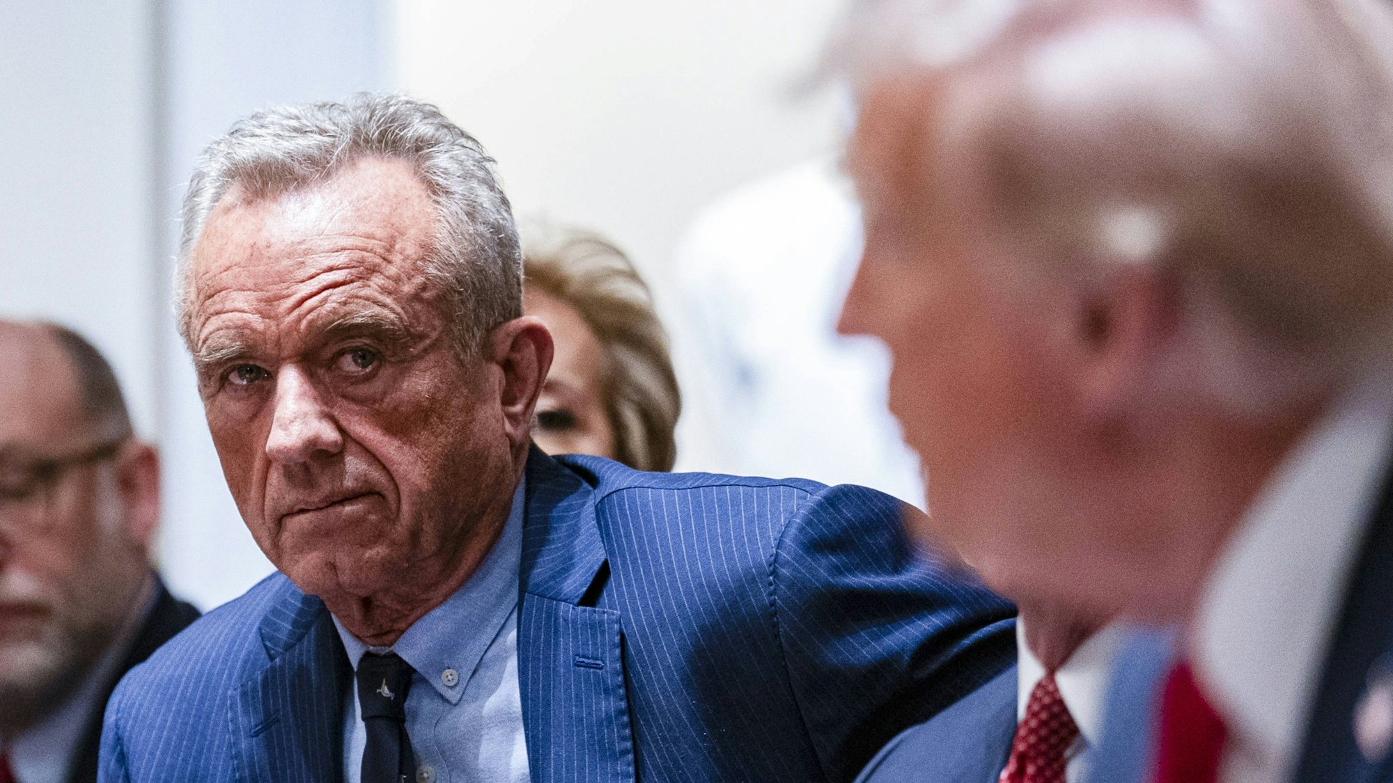 Robert F. Kennedy Jr. (l.) bei einem Treffen mit US-Präsident Donald Trump (r.) im Weißen Haus. (Archivbild)