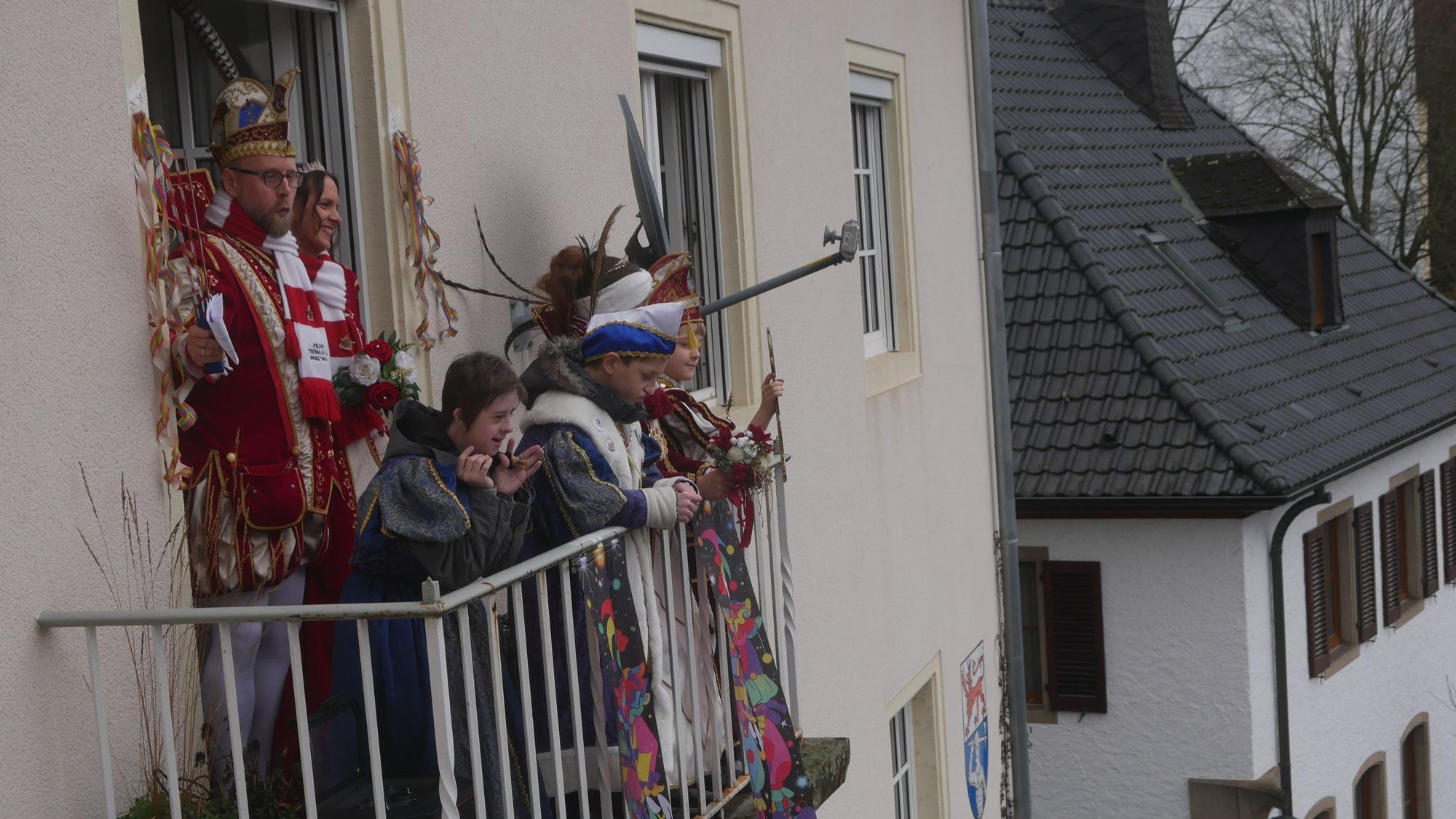 Prinz Thomas hat als Beigeordneter längst den Schlüssel zum Rathaus - und schlich sich mit den Kinderprinzenpaaren und seiner Carina I. in den Verwaltungssitz.