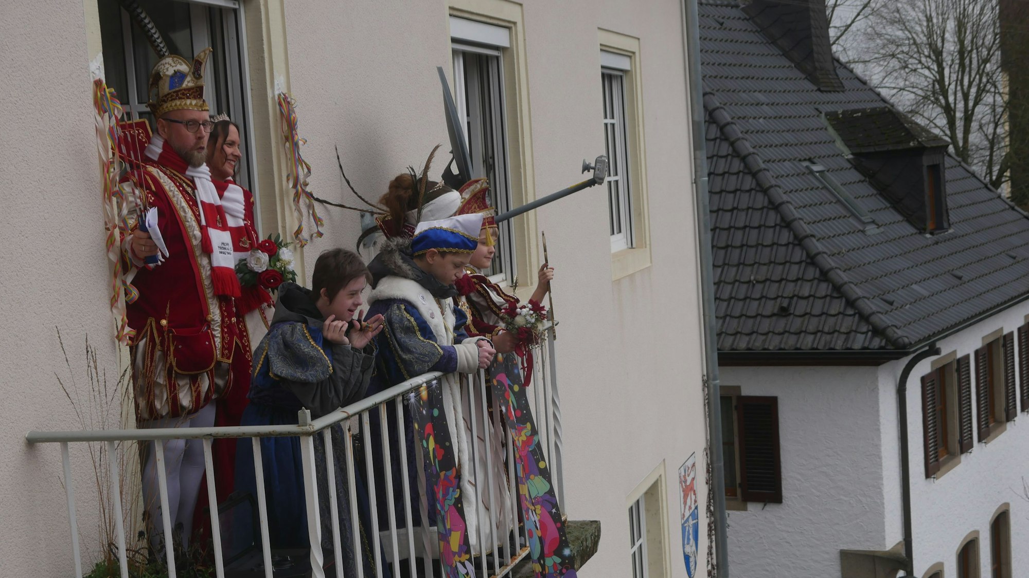 Prinz Thomas hat als Beigeordneter längst den Schlüssel zum Rathaus - und schlich sich mit den Kinderprinzenpaaren und seiner Carina I. in den Verwaltungssitz.