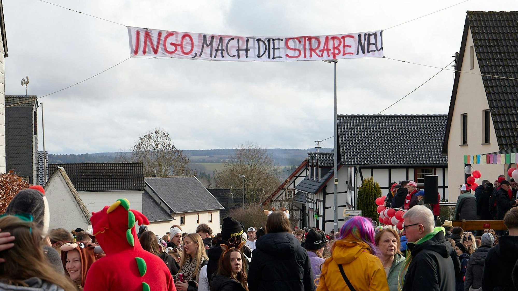 Auf einem Banner, das über der Straße hing, stand: „Ingo, mach' die Straße neu“.