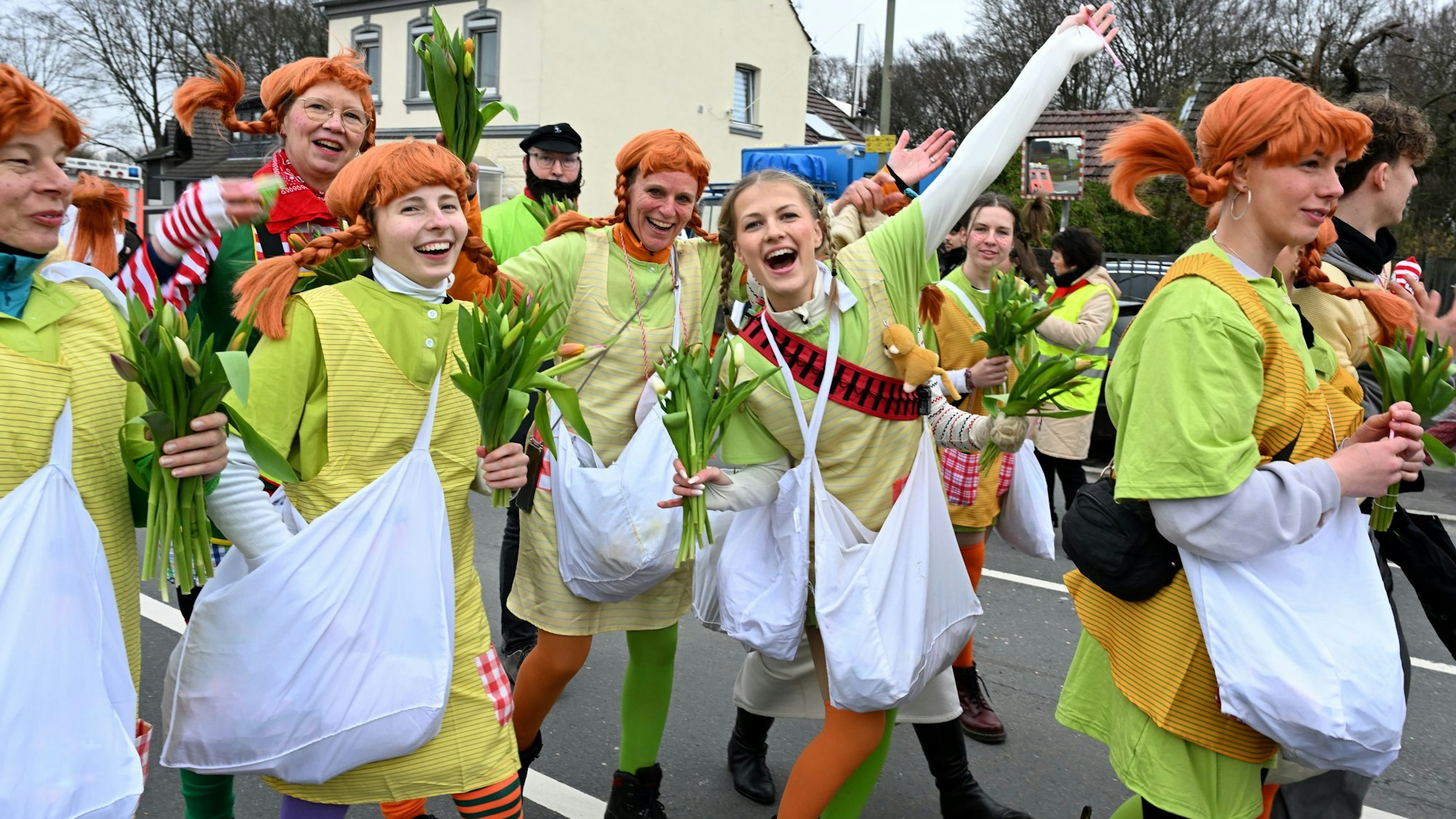 Eine Gruppe von Pippi Langstrumpfs in einem Karbnevalszug.