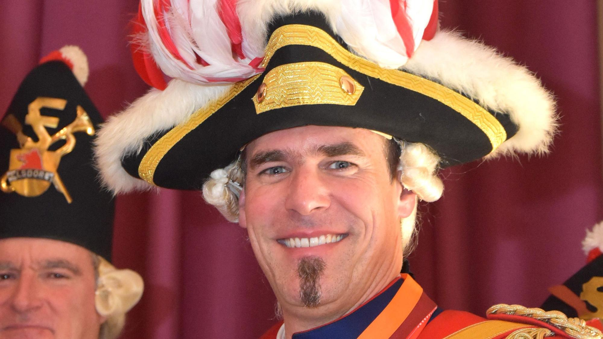 Das Foto zeigt den Präsidenten in Gardeuniform.