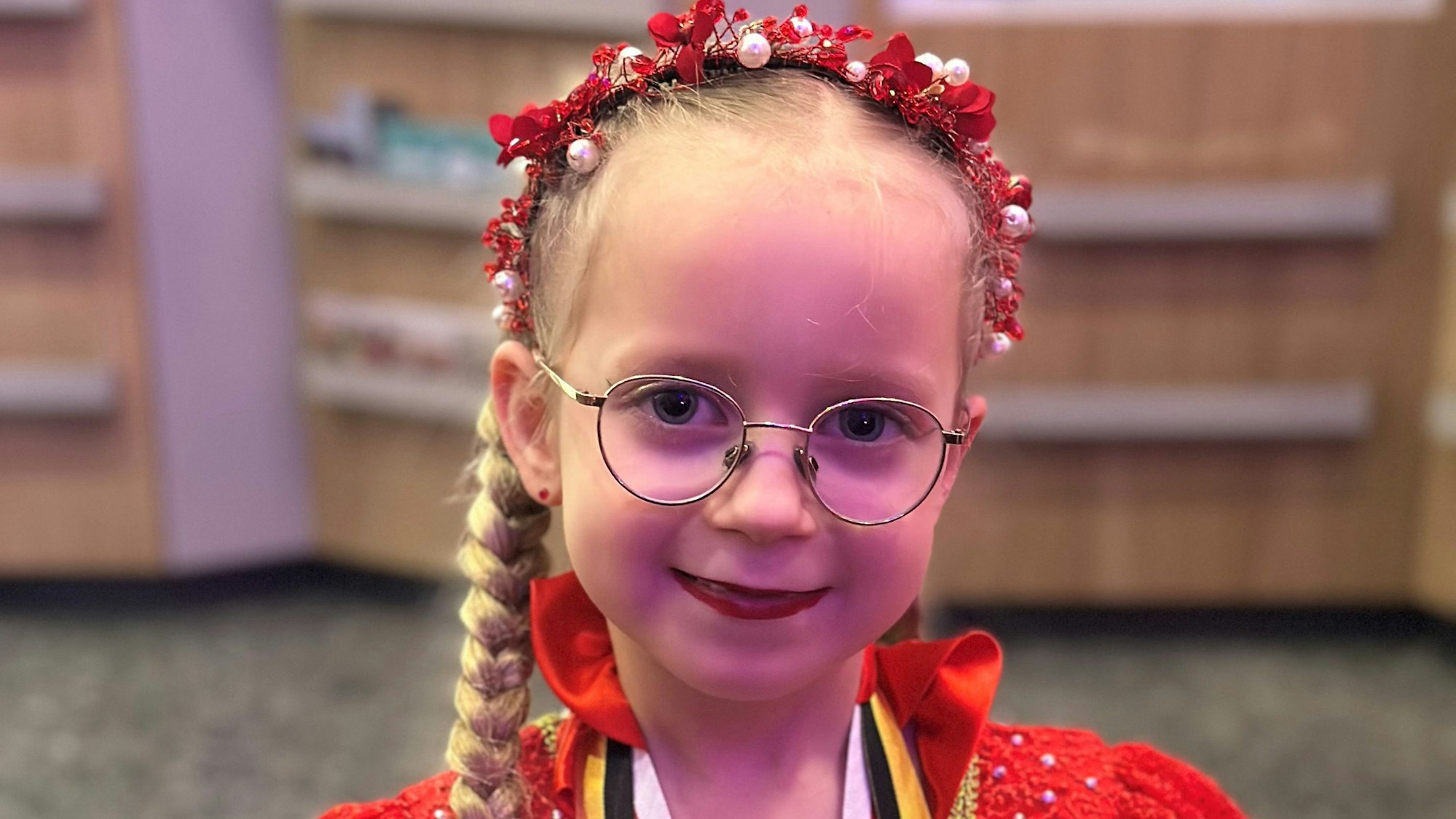 Das Bild zeigt eine Jungfrau eines Dreigestirns in rotem Ornat.