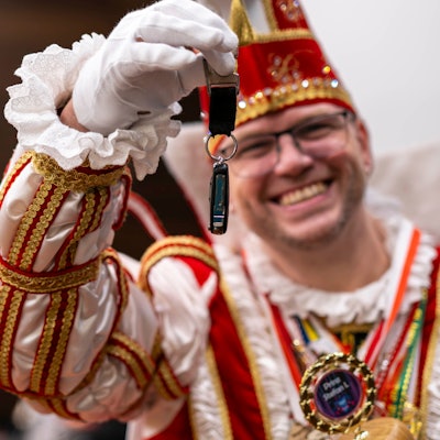 Vussems Prinz Stefan I. (Schmitz) zeigt seinen Autoschlüssel.