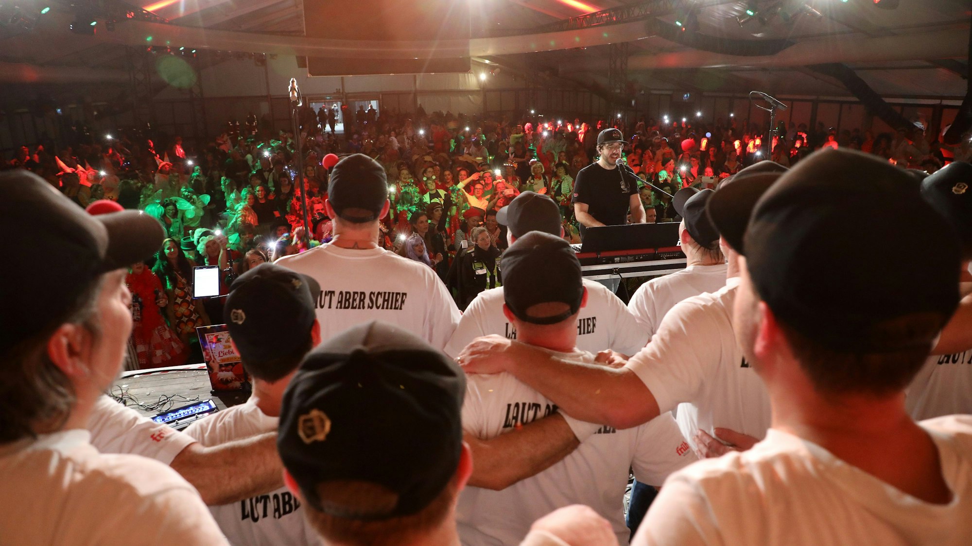 Das Foto zeigt den Chor beim Auftritt