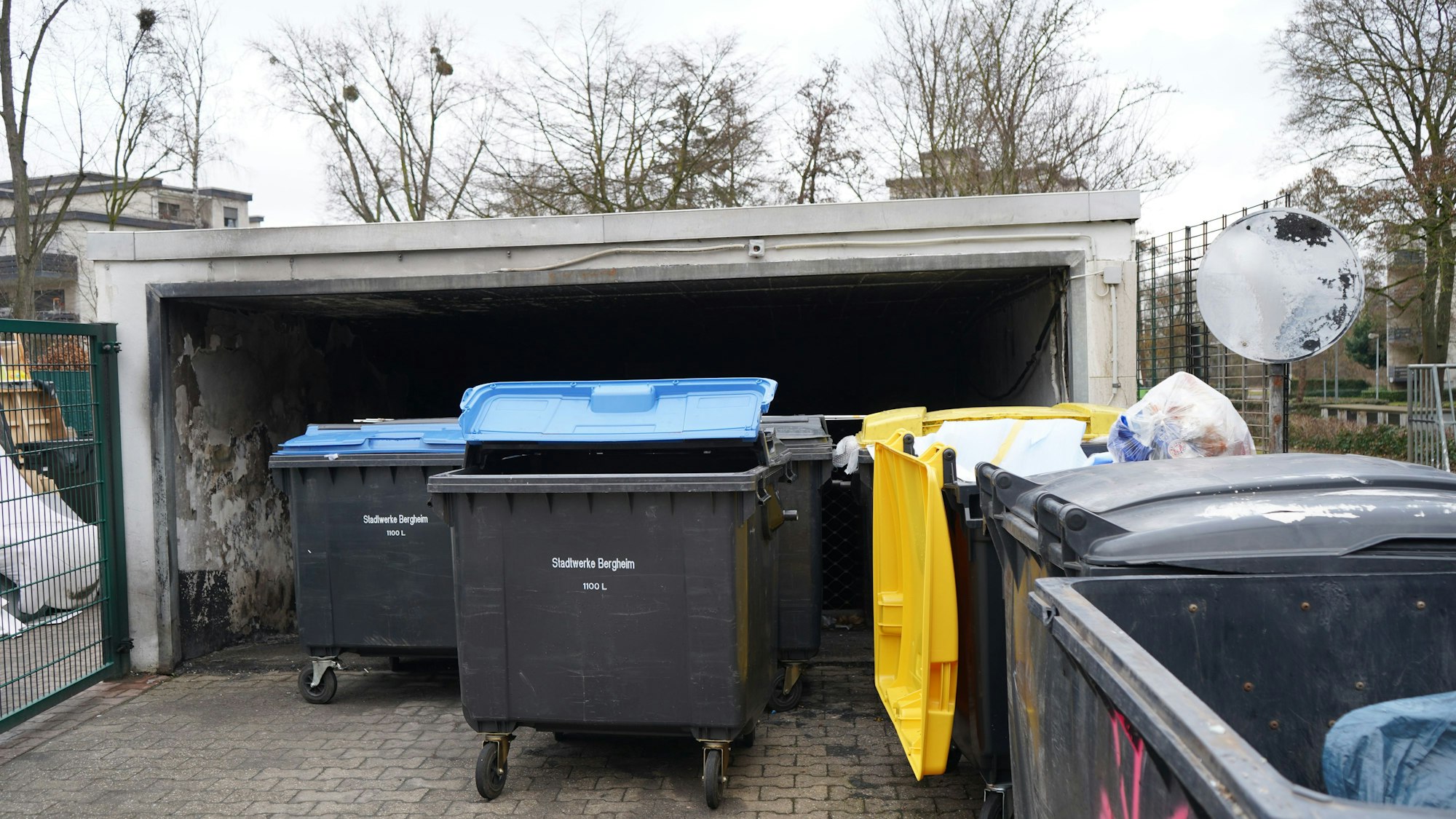 Das Bild zeigt die Mülltonnen vor der Ausfahrt aus der Tiefgarage.