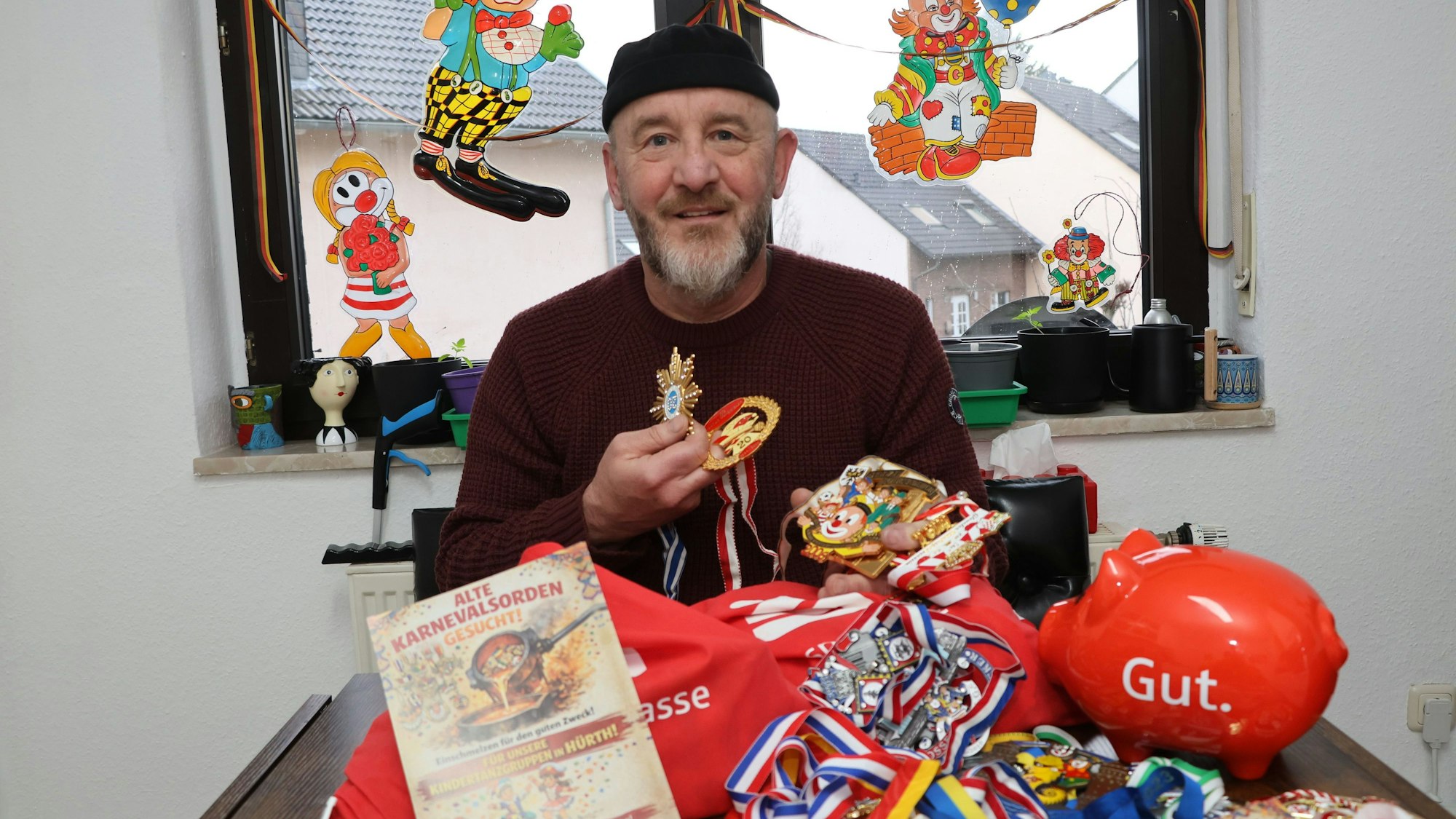 Das Foto zeigt Karl Zisterer mit Jutebeuteln voller Orden vor sich auf dem Tisch.