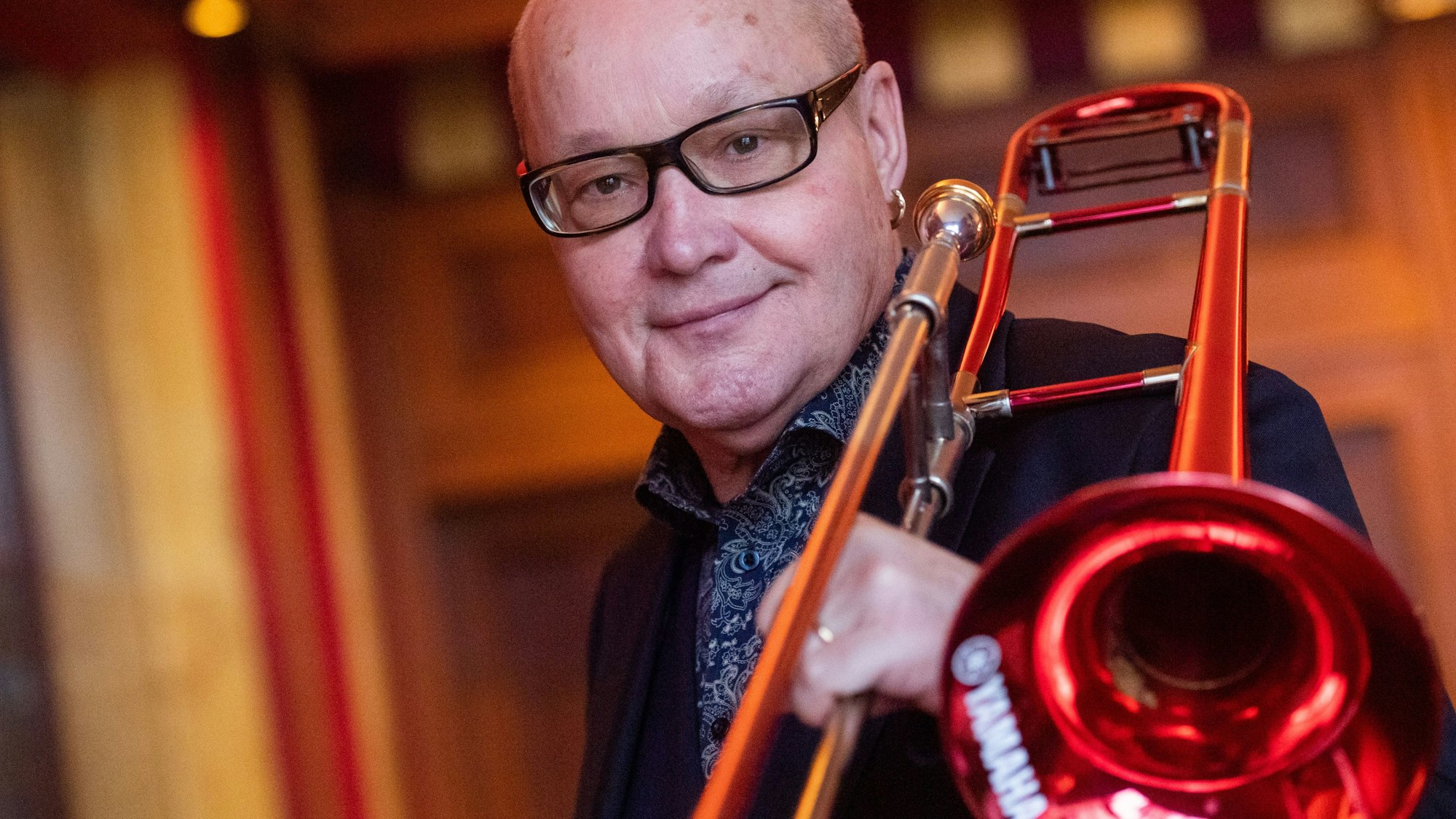 Nils Landgren, schwedischer Jazz-Musiker, steht mit seiner Posaune in einem Hotel. Der Musiker veröffentlicht jetzt sein neues Album «Christmas With My Friends VII». (zu dpa-Listicle "Weihnacht im Mariachi-Sound und «Last Christmas» in Zeitlupe") +++ dpa-Bildfunk +++