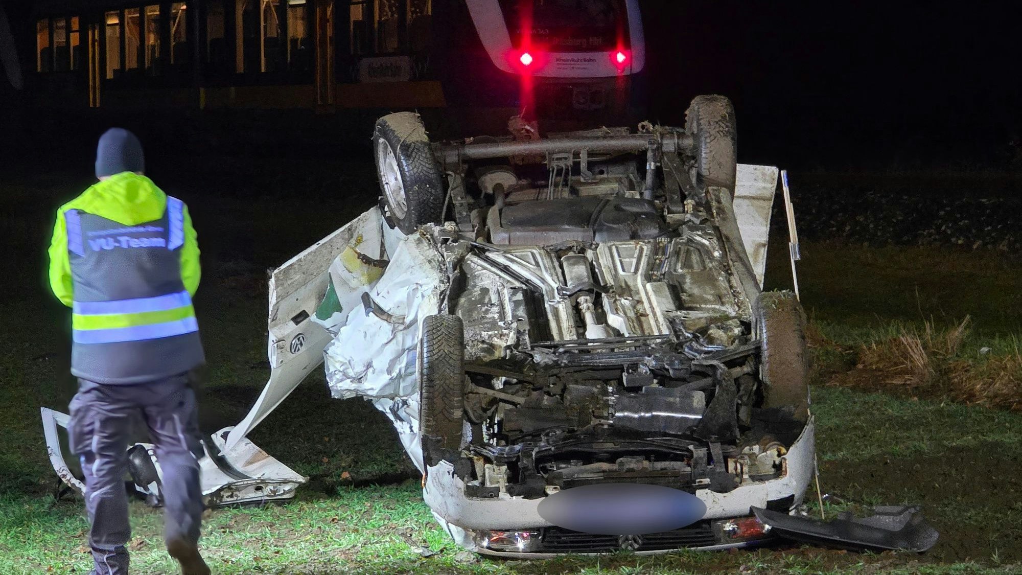 Der Wagen des 18-Jährigen wurde nach der Kollision mit der Regionalbahn in ein angrenzendes Feld geschleudert.