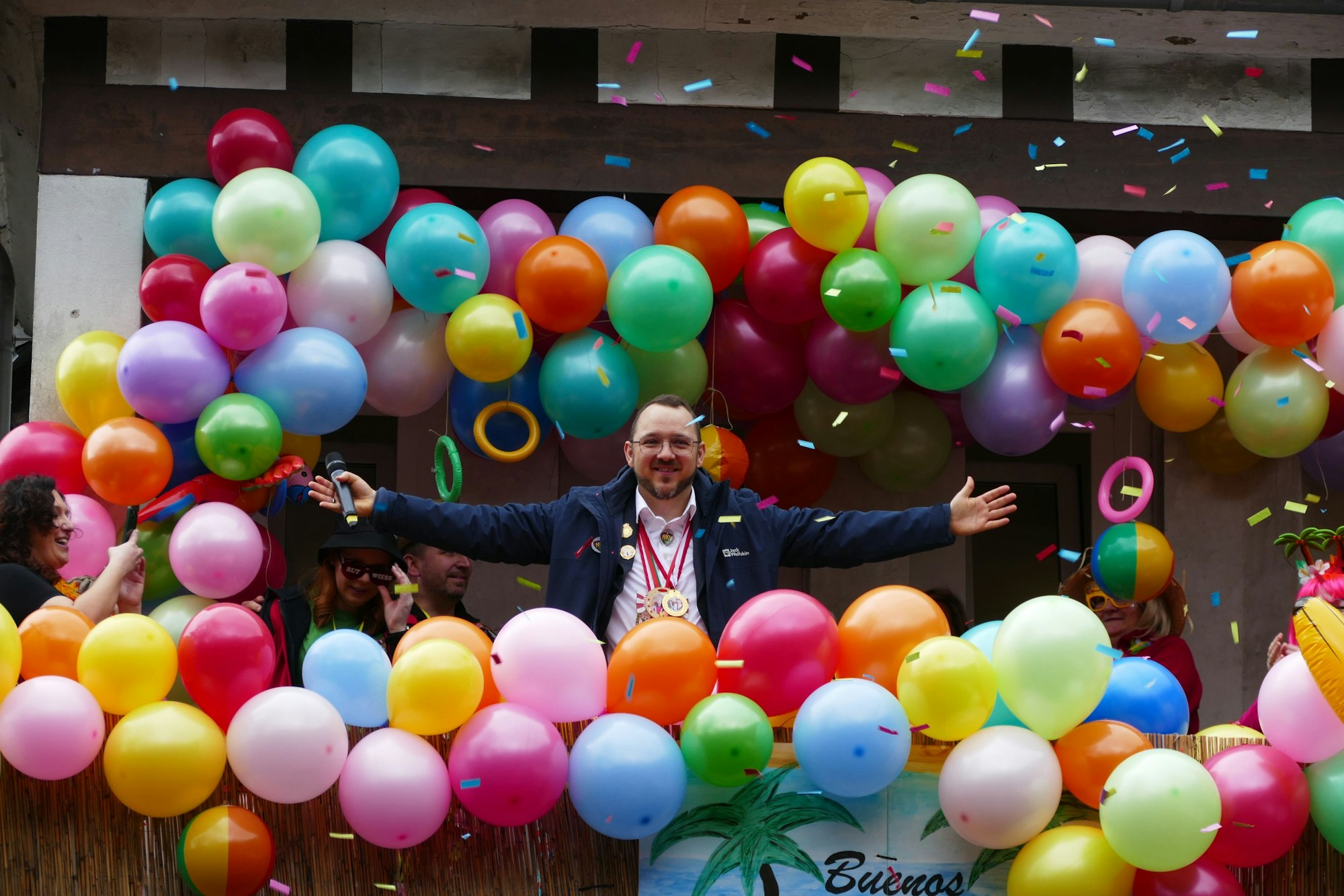 Bürgermeister Matthias Jedich auf dem bunt geschmückten Rathausbalkon in Schönenberg.