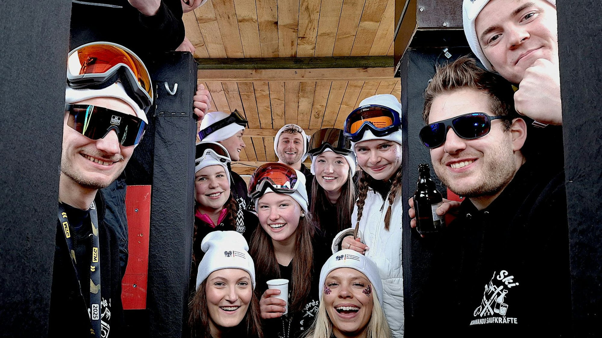 Eine Gruppe war mit einer kompletten Après-Ski-Hütte unterwegs.