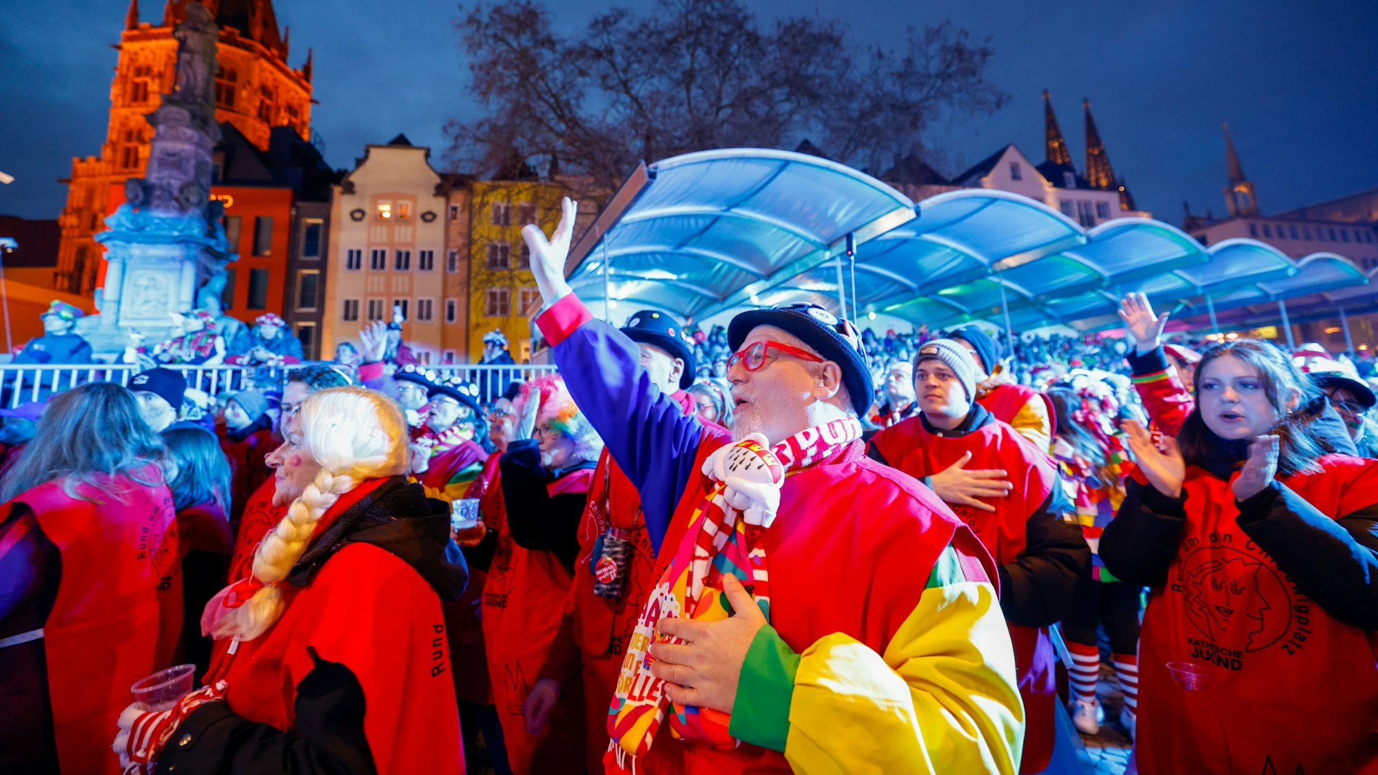 Rund 6000 Feiernde kamen zusammen, um mit hochkarätigen Bands in stimmungsvollem Licht zu feiern.