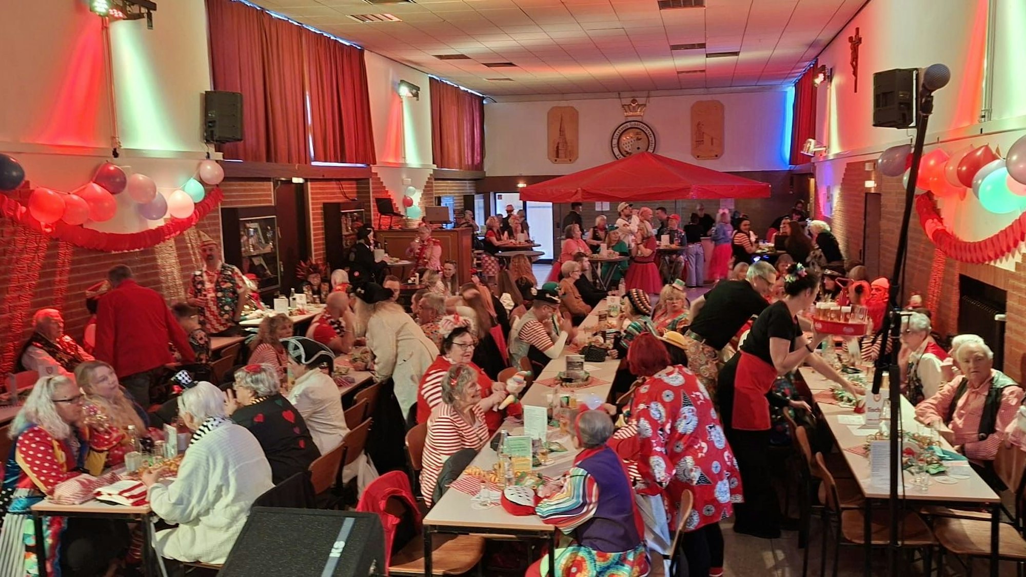 Volles Haus. Blick in den Saal und auf die Bühne zur Karnevalssitzung des Stammdesch Om Piefes am 24. Januar.